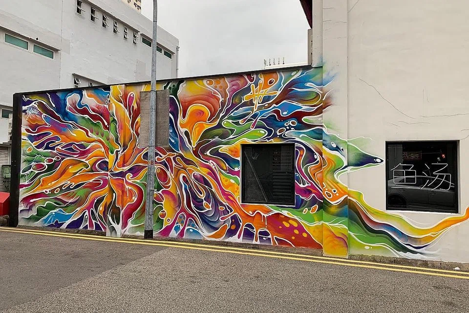 TEMBOK BATIK: Palitan warna di rumah kedai yang terletak di persekitaran lebih senyap di Kampong Glam ini dihasilkan oleh artis Singapura, Slacsatu. Ia mengetengahkan karya abstrak di mana ilhamnya diambil berdasarkan corak dan warna sehelai kain batik. Tempat ini sesuai sebagai latar untuk bergambar.