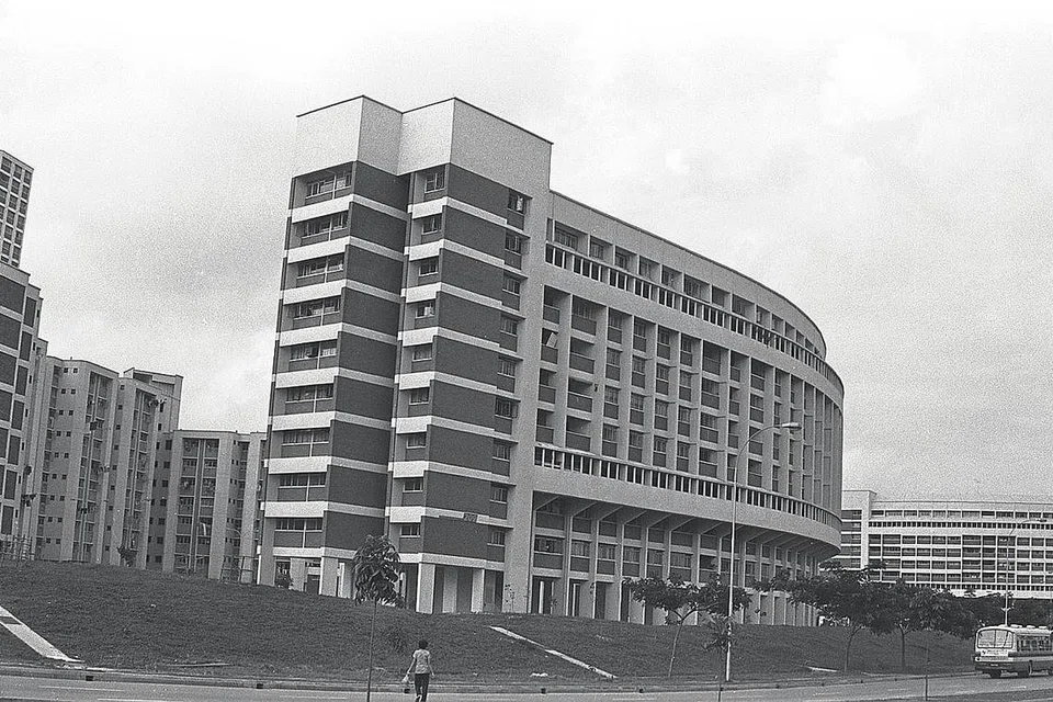 Flat dengan desain lebih menawan seperti di Jurong East ini mula dibina pada tahun-tahun 1980-an 