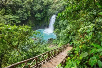 KEHIJAUAN: Air terjun di Costa Rica, Amerika Tengah kaya dengan pengingapan alam semula jadi. 