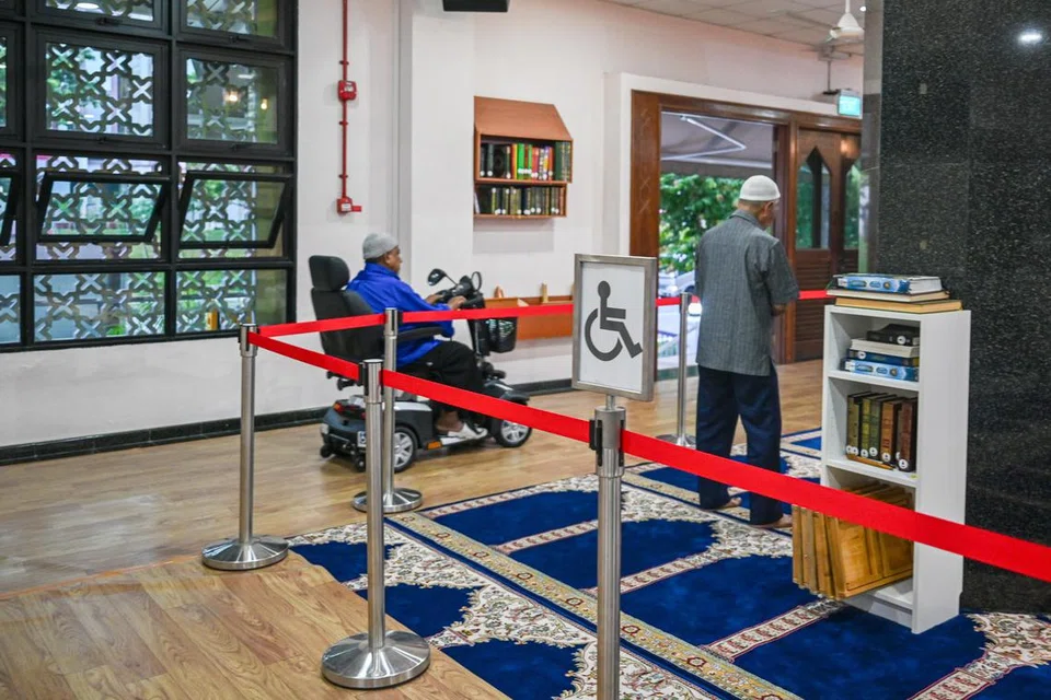 LALUAN KHAS:Tikar getah diletakkan di atas permaidani di bahagian ruang solat yang dilalui jemaah yang menggunakan kerusi roda atau skuter elektrik. 