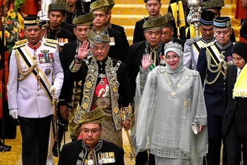 TIBA DI DEWAN RAKYAT: Sultan Abdullah Sultan Ahmad Shah (dua dari kiri) tiba bersama Raja Permaisuri Agong Tunku Hajah Azizah Aminah Maimunah di acara pembukaan Mesyuarat Pertama Penggal Kedua Parlimen ke-15 di Dewan Rakyat pada Isnin. - Foto AFP