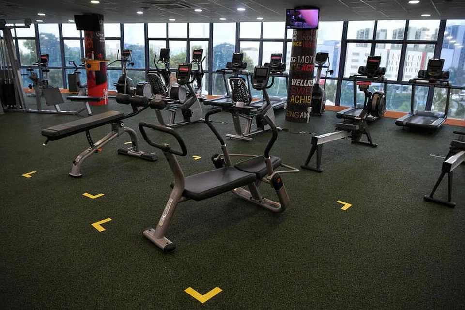 Peralatan gimnasium di Pusat Sukan Jurong East ditanda untuk jarak selamat. - Foto FAIL ST
