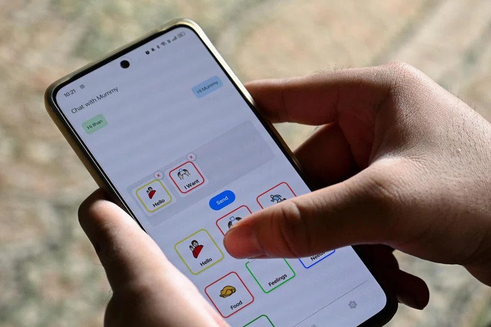Pengguna ASD hanya perlu menekan tile atau jubin bergambar sambil mendengar audio yang dihasilkan secara automatik.