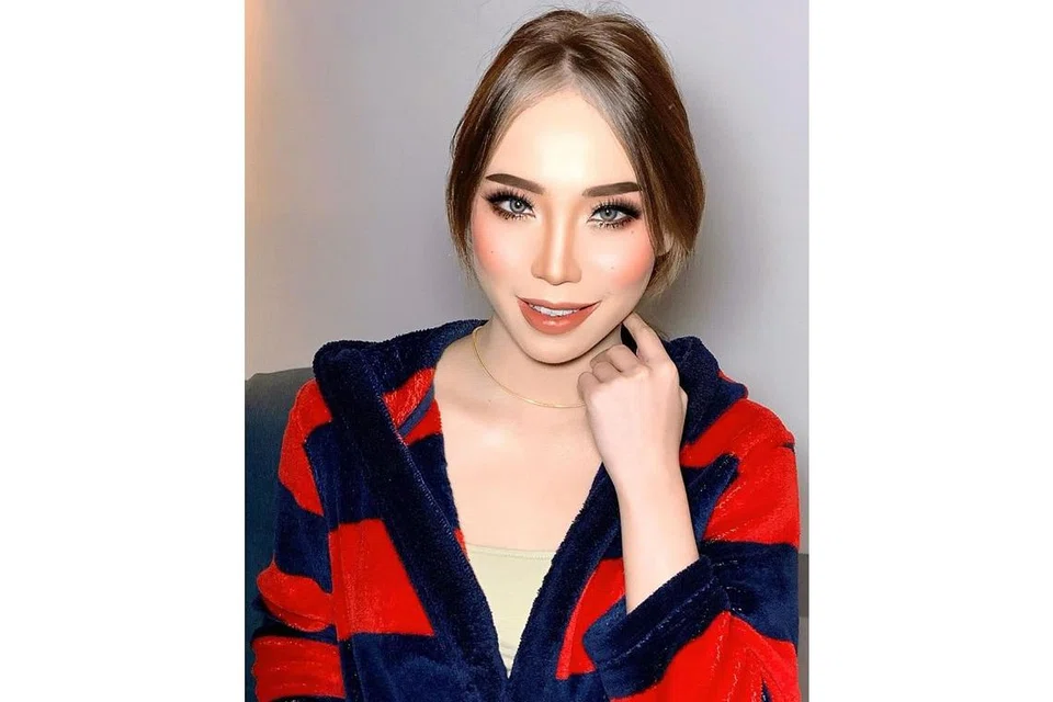 KAHWIN: Penyanyi Fyna Jebat (atas) mengesahkan perkahwinannya dengan Zainal Abidin Hassan. - Foto-Foto FYNA JEBAT / INSTAGRAM