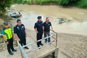 Ketua Polis Johor, Datuk Ab Rahaman Arsad (dua dari kanan), meninjau Sungai Kampung Orang Asli Sayong Pinang di Kota Tinggi, Malaysia.