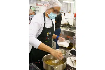 HIDANGAN SEDERHANA CERMINAN IMPIAN APABILA BEBAS: Dengan menyediakan masakan Jepun ikan siakap teriyaki beserta telur, nasi goreng dan sayur tempura, beliau menjelaskan bahawa kesederhanaan hidangan tersebut ia cerminan apa yang ingin dicapai dalam hidupnya. - Foto PERKHIDMATAN PENJARA SINGAPURA