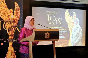 Mantan Presiden, Puan Halimah Yacob, menerima Anugerah Ikon Kepimpinan Jenama BrandLaureate 2025 – Anugerah Pencapaian Sepanjang Hayat Dewan Kemasyhuran, sebagai tanda penghormatan atas sumbangan puluhan tahun beliau dalam perkhidmatan awam di majlis yang berlangsung di Hotel Shangri-La pada 23 Julai.