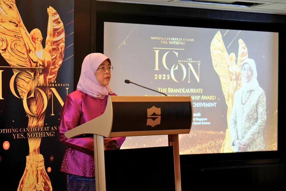 Mantan Presiden, Puan Halimah Yacob, menerima Anugerah Ikon Kepimpinan Jenama BrandLaureate 2025 – Anugerah Pencapaian Sepanjang Hayat Dewan Kemasyhuran, sebagai tanda penghormatan atas sumbangan puluhan tahun beliau dalam perkhidmatan awam di majlis yang berlangsung di Hotel Shangri-La pada 23 Julai.