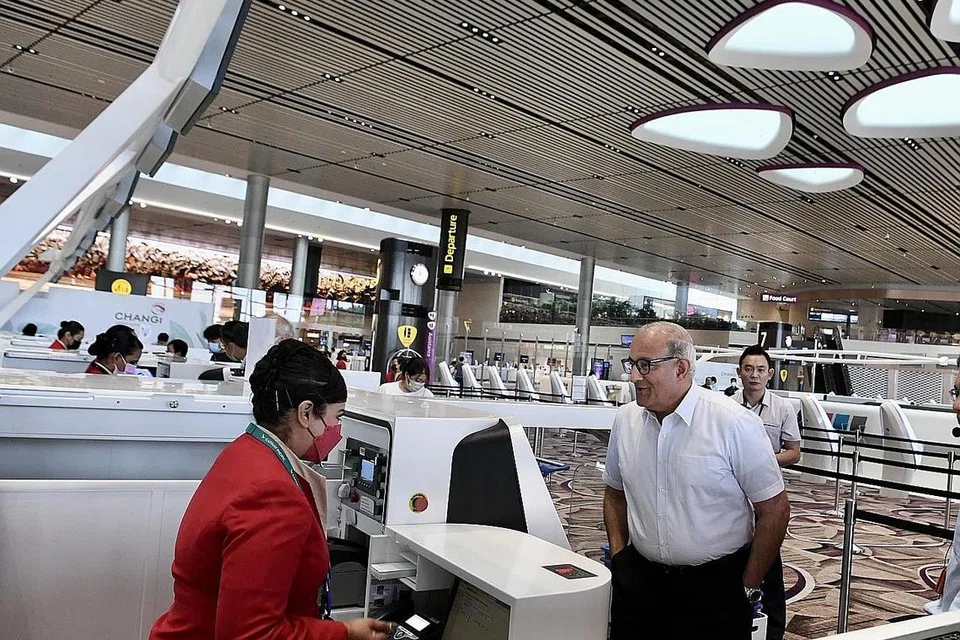SUDAH SIAP PENUHI PERMINTAAN MENINGKAT: Encik Iswaran melawat T4 semalam untuk meninjau kesediaan operasi terminal itu sebelum ia dibuka semula sepenuhnya pada 13 September. - Foto BH oleh DESMOND FOO