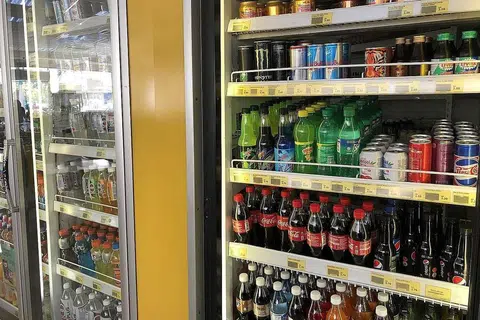 LANGKAH ELAK ENCING MANIS: Pengguna Malaysia dinasihati mengelak mengambil minuman manis atau makanan memudaratkan kesihatan kerana 3.9 juta rakyat negara itu didapati menghidap kencing manis pada 2019. - Foto fail