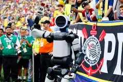 Robot Hyundai, Atlas, pada aksi pusingan 16 terakhir Piala Dunia 2026 antara Brazil dengan Norway di Stadium New York New Jersey, Amerika Syarikat, pada 5 Julai.