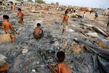 PADANG JARAK PADANG TERKUKUR: Budak-budak lelaki ini kelihatannya sedang mencari barangan yang masih boleh digunakan di sebalik kemusnahan dan abu rumah-rumah yang terbakar di kem petempatan sementara bagi masyarakat Muslim Rohingya di barat Negeri Rakhine berdekatan Sittwe, Myanmar. - Foto REUTERS