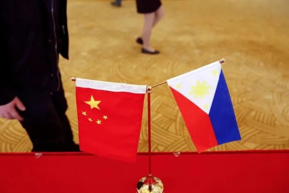 Filipina mengemukakan bantahan diplomatik terhadap China selepas akhbar milik negara itu, China Daily, menyiarkan video yang menggambarkan rakyat Filipina sebagai monyet kartun. Manila menyifatkan kandungan itu sebagai berunsur perkauman, menghina dan menuntut ia dipadamkan segera kerana menjejaskan hubungan dua hala yang sedia tegang susulan pertikaian di Laut China Selatan.