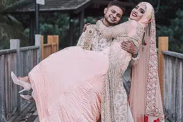 MAJLIS TETAP MERIAH: Encik Muhammad Farhan Nazir Ahmad dan Cik Nur Rashidah Abdu Rahiman memilih mengadakan majlis perkahwinan secara bersama di National Service Resort & Country Club (NSRCC) dengan separuh jumlah jemputan daripada pihak pengantin lelaki dan separuh lagi daripada pengantin perempuan. - Foto BM oleh IQBAL FAIZAL & Foto ihsan MUHAMMAD FARHAN NAZIR AHMAD