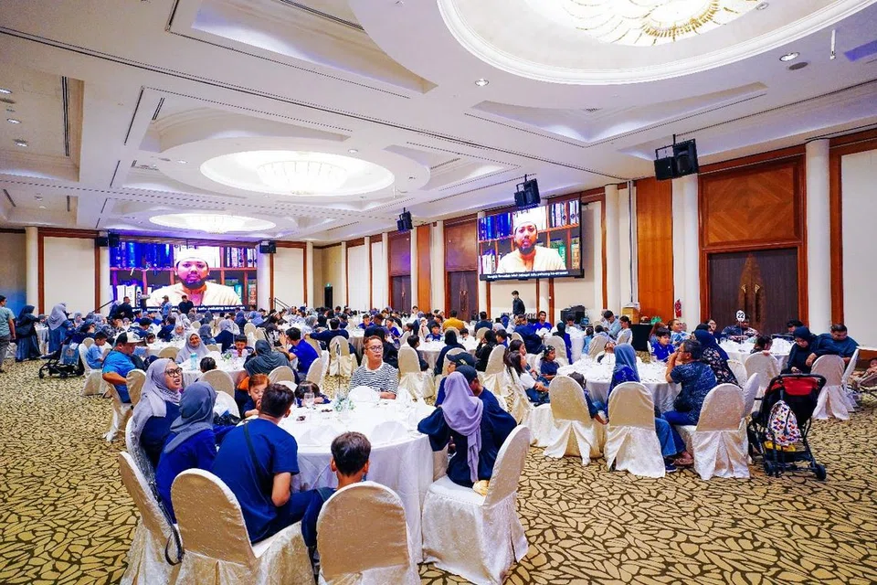 Sesi pengagihan diakhiri dengan majlis berbuka puasa secara beramai-ramai di Hotel Furama Riverfront. 