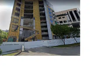Kemalangan itu berlaku di Kompleks Harbour Link di Alexandra Terrace kira-kira jam 2.15 petang Khamis lalu. FOTO: SCREENGGRAB DARI GOOGLEMAP