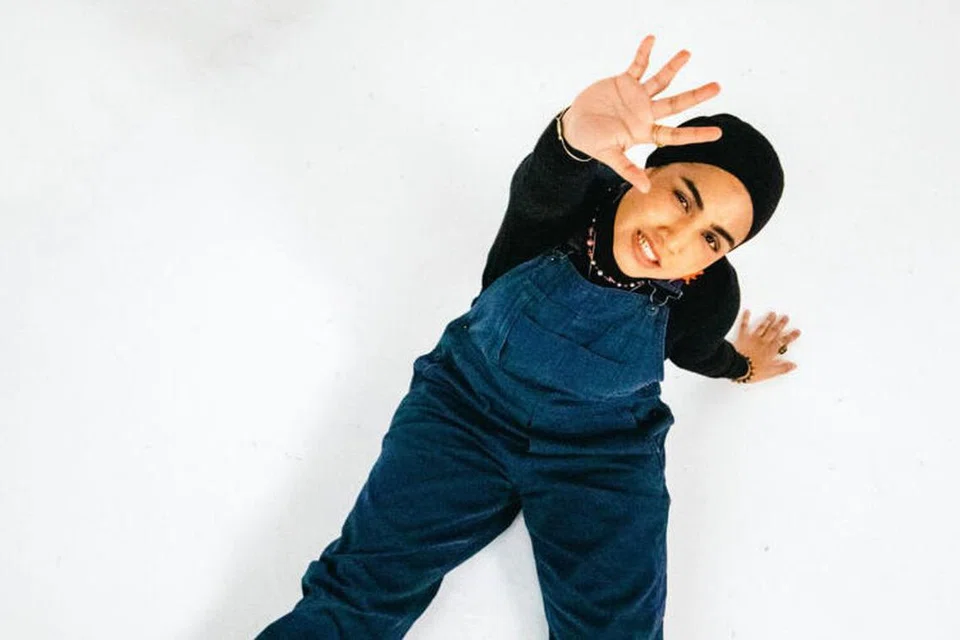 SHAZZA: Penyampaian bersahaja tanpa mengabai imej dan latar belakang sebagai gadis berketurunan India-Muslim membuka ruang untuknya mencorak identiti tersendiri dalam seni.
