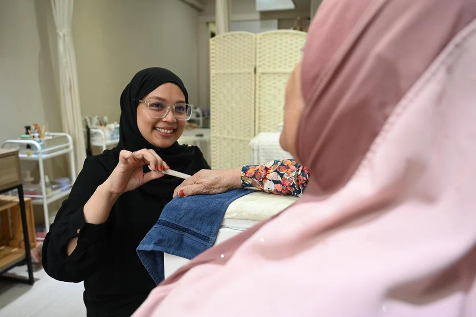 Cik Suhaili Basilran yang sedang memberikan rawatan kuku kepada pelanggan, berusaha mendidik masyarakat Melayu/Islam bahawa penjagaan kuku adalah bahagian penting daripada rutin kesihatan, bukan hanya demi kecantikan.