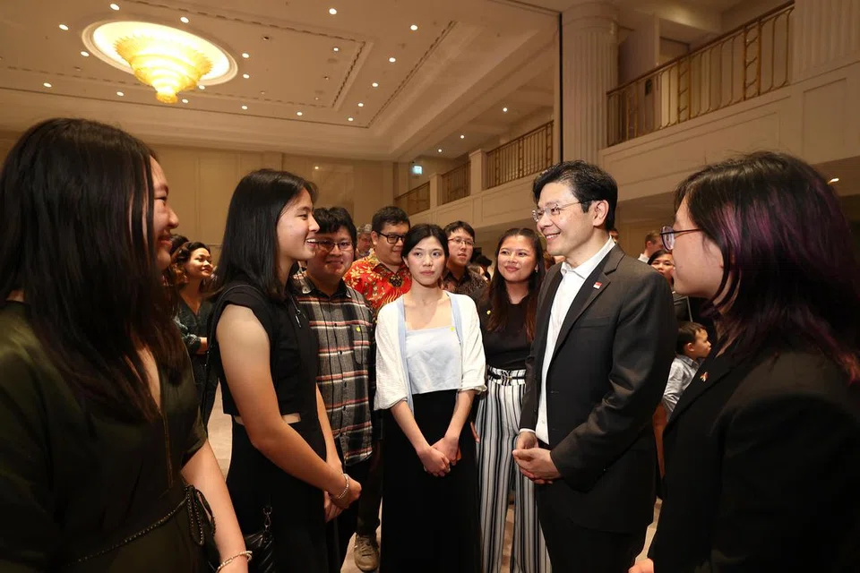 Timbalan Perdana Menteri, Encik Lawrence Wong (dua dari kanan), mengadakan pertemuan dengan warga Singapura di di Hotel Adlon Kempinski di Berlin, Jerman, pada 9 April 2024.