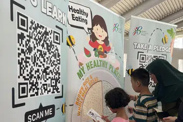 Selain mendapat peralatan sekolah, pelajar turut digalak untuk mengunjungi reruai yang antara lain terdiri daripada Lembaga Penggalak Kesihatan (HPB) yang memberi perkongsian kesihatan semasa acara pengagihan  ‘Kembali ke Sekolah’ dari 23 hingga 24 November. 