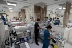 Singapura akan menambah 13,600 katil hospital dan rumah penjagaan ke dalam sistem penjagaan kesihatan dari 2025 hingga 2030, termasuk sekitar 2,800 katil di hospital akut dan masyarakat awam yang akan ditambahkan di Hospital Besar Singapura (SGH), Hospital Besar Changi (CGH), Hospital Besar Sengkang, dan Woodlands Health.
