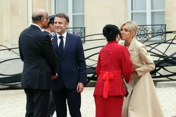 Presiden Tharman Shanmugaratnam (kiri) dan Puan Jane Ittogi (dua dari kanan) disambut Presiden Perancis, Encik Emmanuel Macron, dan isteri, Cik Brigitte Macron, di jamuan praupacara pembukaan Sukan Olimpik di Paris pada 27 Julai. 