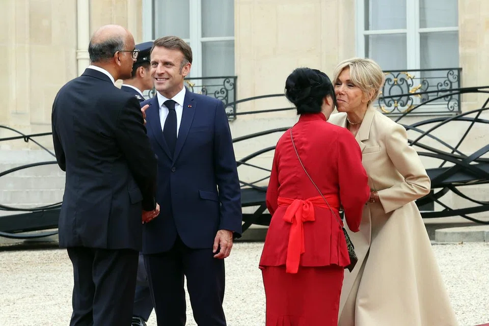 Presiden Tharman Shanmugaratnam (kiri) dan Puan Jane Ittogi (dua dari kanan) disambut Presiden Perancis, Encik Emmanuel Macron, dan isteri, Cik Brigitte Macron, di jamuan praupacara pembukaan Sukan Olimpik di Paris pada 27 Julai. 