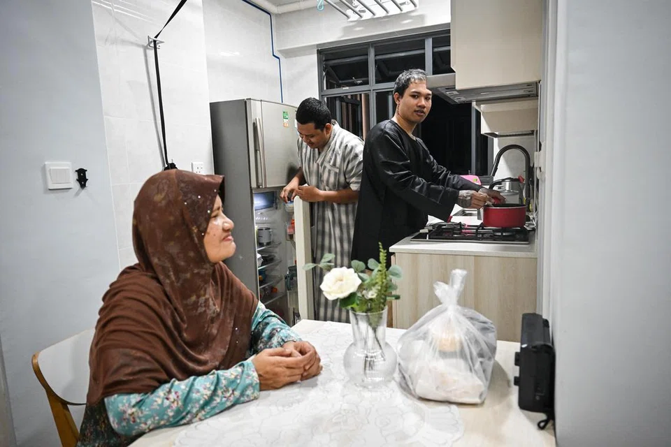 (Dari kiri) Cik Rasima Yunos bersama anak sulungnya, Encik Ridzwansah Jumangin, dan anak bongsunya, Encik Muszafarsyah Jumangin, bersatu semula selepas 15 tahun berpisah.
