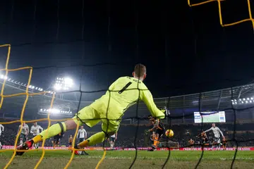 GOL PERTAMA DARIPADA PENALTI: Tom Huddlestone menyumbat gol pertama Hull City ke atas Manchester United daripada tendangan penalti di Stadium The Kingston Communications kelmarin. United mara ke perlawanan akhir walaupun Hull City memenangi perlawanan kedua 2-1. - Foto REUTERS