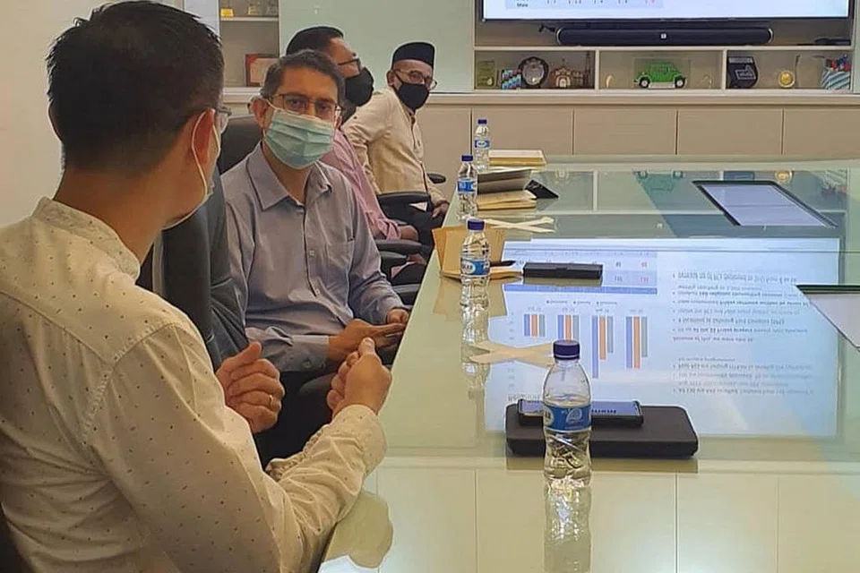 LAWATAN KE PEJABAT FITRAH: Profesor Madya Faishal Ibrahim (dua dari kiri) mengadakan lawatan ke pejabat Fitrah di Masjid En-Naeem semalam. Beliau mendengar penerangan daripada Ketua Eksekutif Muis, Encik Esa Masood (paling kiri) dalam lawatan itu.