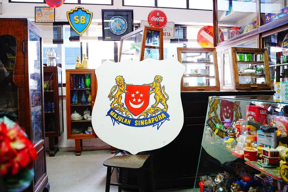 Jata Negara ini dipercayai berasal dari bangunan Istana dan diperbuat daripada papan lapis. Menurut Encik Mohamed Sadri, jata seumpamanya menjadi lambang kebanggaan negara yang digantung di bangunan rasmi pemerintah.