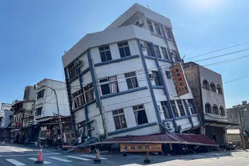 Foto yang dirakam oleh Agensi Berita Pusat (CNA) Taiwan pada 3 April menunjukkan sebuah bangunan yang rosak di Hualien, selepas gempa bumi berukuran 7.4 magnitud melanda timur Taiwan.