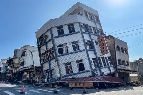 Foto yang dirakam oleh Agensi Berita Pusat (CNA) Taiwan pada 3 April menunjukkan sebuah bangunan yang rosak di Hualien, selepas gempa bumi berukuran 7.4 magnitud melanda timur Taiwan.