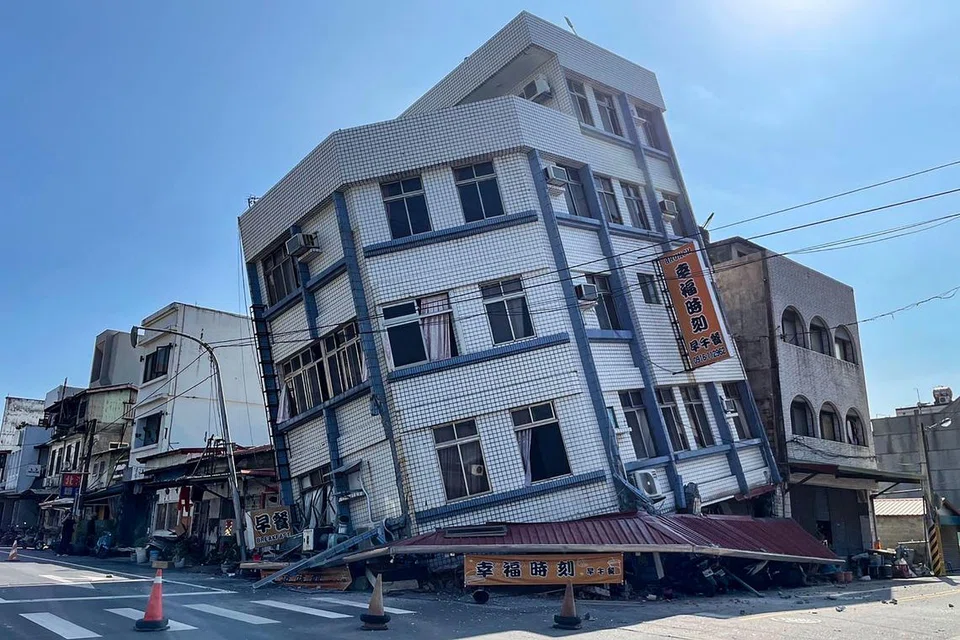Foto yang dirakam oleh Agensi Berita Pusat (CNA) Taiwan pada 3 April menunjukkan sebuah bangunan yang rosak di Hualien, selepas gempa bumi berukuran 7.4 magnitud melanda timur Taiwan.
