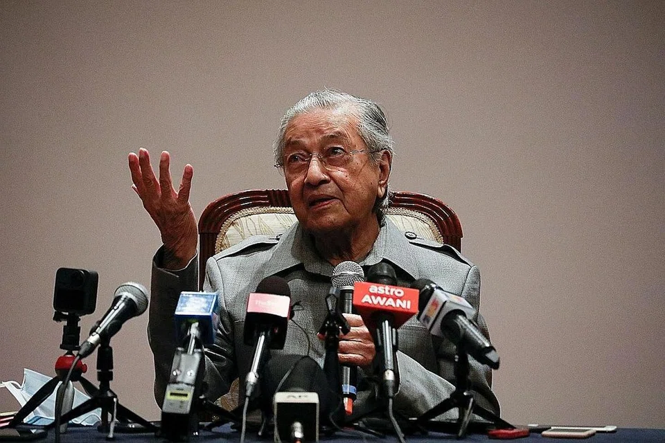BUAT KEPUTUSAN: Tun Dr Mahathir Mohamad mahu mengundur diri daripada Pakatan Plus tetapi mahu terus bekerjasama dengan DAP dan Amanah. - REUTERS