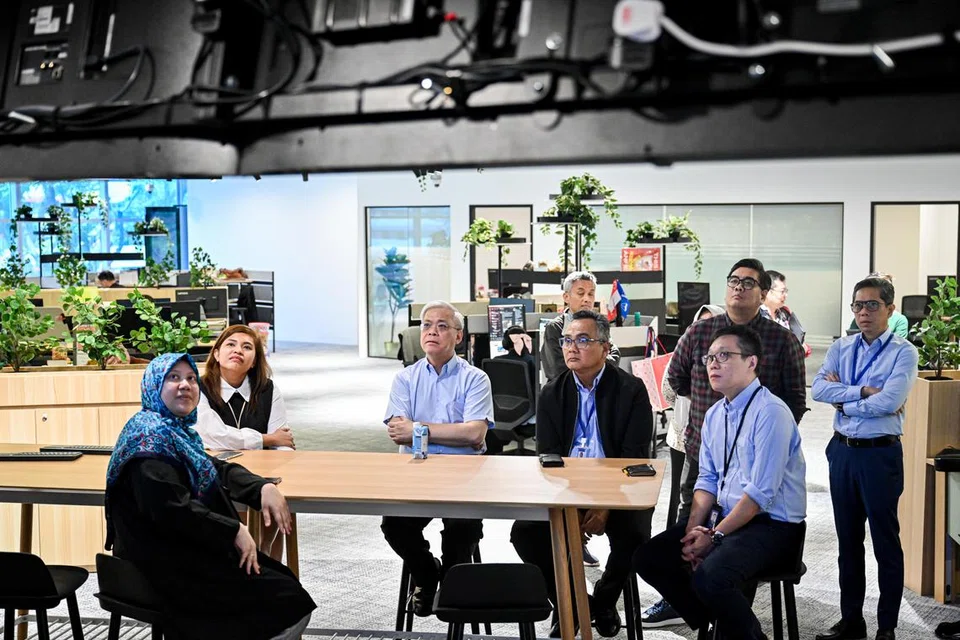 Bakal Ketua Pegawai Eksekutif (CEO) SPH Media, Encik Chan Yeng Kit (tiga dari kiri) diberi penerangan tentang usaha transformasi digital Berita Harian menerusi skrin televisyen. Beliau bersama Penolong Editor Berita, Nur Adilah Mahbob (kiri); Timbalan Editor Pembaca dan Pertumbuhan BH, Cik Rabiatul Adawiya Binhan (dua dari kiri); Editor BH/BM, Encik Nazry Mokhtar (empat dari kiri), Ketua Editor Kumpulan EMTM, Encik Wong Wei Kong (kanan, duduk); Editor Produk, Encik Adli Yashir Kuchit (tiga dari kanan, berdiri); Editor Berita, Encik Nazri Hadi Saparin (dua dari kanan, berdiri) dan Editor Cetak, Encik Puad Ibrahim (kanan, berdiri). Ini termasuk penggunaan teknologi dan inovasi baru seperti analitik data dan pendekatan media sosial yang diterapkan demi mengembangkan liputan berita kepada pelbagai lapisan masyarakat, terutama golongan muda.
Selain meninjau pejabat baru BH buat kali pertama, Encik Chan juga berinteraksi dengan beberapa kakitangan BH. Mulai 15 Julai 2024, Encik Chan akan mengambil alih sebagai CEO SPH Media daripada Cik Teo Lay Lim, yang bakal bersara. Encik Chan sebelum ini menerajui pelbagai kementerian seperti Kesihatan; Pertahanan; serta Penerangan, Perhubungan dan Kesenian. Dalam pelbagai peranan yang diterajuinya, beliau memimpin pertubuhannya meniti cabaran yang timbul ekoran gangguan digital dan perubahan perilaku.