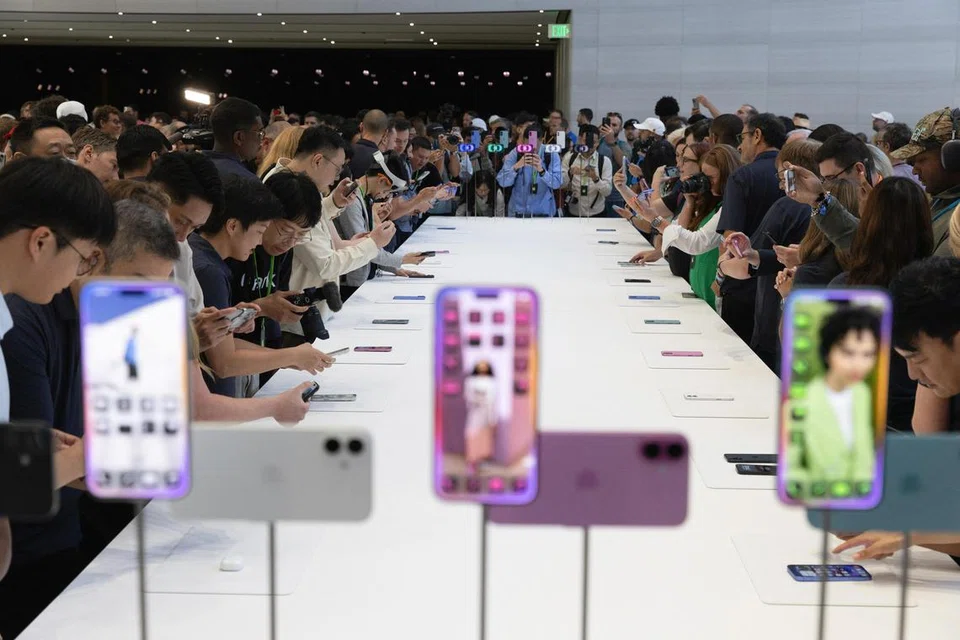 Telefon bijak, iPhone 16, tarik perhatian pengguna produk Apple dengan teknologi AI akan datang.