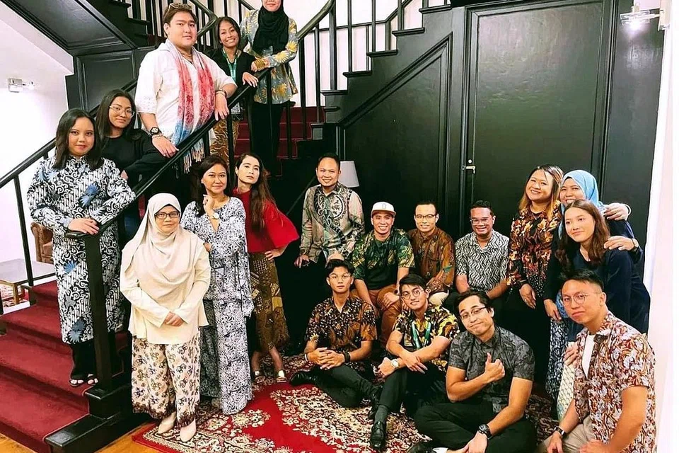 RUANG ANAK MUDA BERKARYA: Acara 'Ruang: Cerita Kita' memberi ruang kepada anak muda setempat untuk berkarya dan mengasah bakat dalam penulisan skrip, puisi, dan penggubahan lagu. Karya itu diketengahkan dalam bentuk pementasan (gambar bawah) dan pameran seni dalam acara tiga hari di The Arts House baru-baru ini.. - Foto-foto VARIASI PERFORMING ARTS