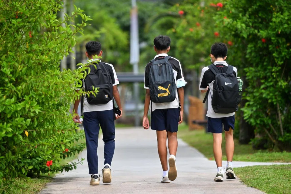 Pelajar lelaki pulang dari sekolah.