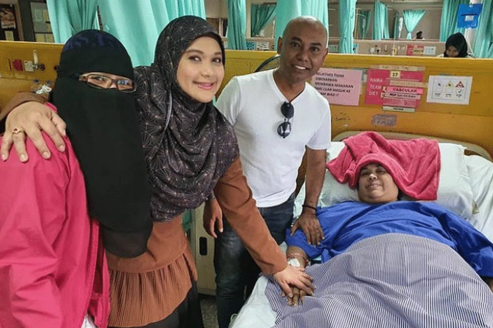Serina (dua dari kiri) mengunjungi ibunya di hospital bulan lalu.