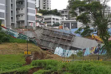 BIMBANG LEWAT: Pemohon BTO Clementi NorthArc semalam melahirkan keprihatinan flat baru mereka mungkin tertangguh selepas kejadian tanah runtuh semalam. - Foto BH oleh JOYCE FANG