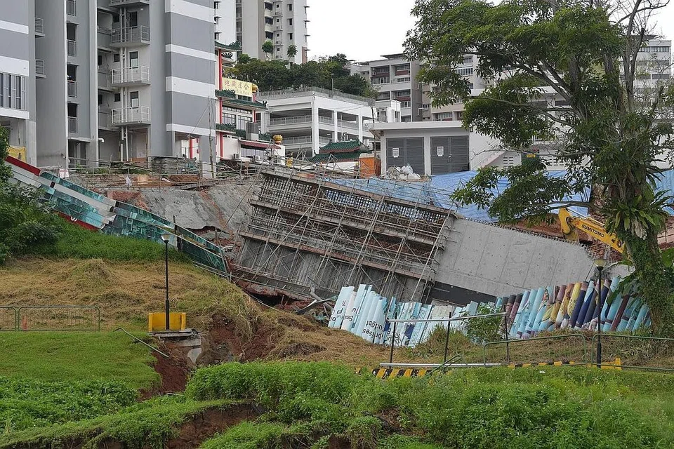BIMBANG LEWAT: Pemohon BTO Clementi NorthArc semalam melahirkan keprihatinan flat baru mereka mungkin tertangguh selepas kejadian tanah runtuh semalam. - Foto BH oleh JOYCE FANG