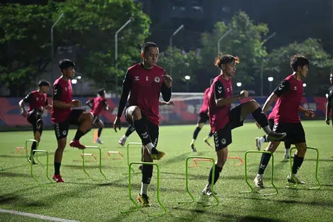 Pemain tengah muda Tanjong Pagar United, Fathullah Rahmat (jersi nombor 6), memikul tanggungjawab besar dalam beraksi di skuad utama pasukan itu di Liga Perdana Singapura (SPL) dan juga kapten di SPL 2.