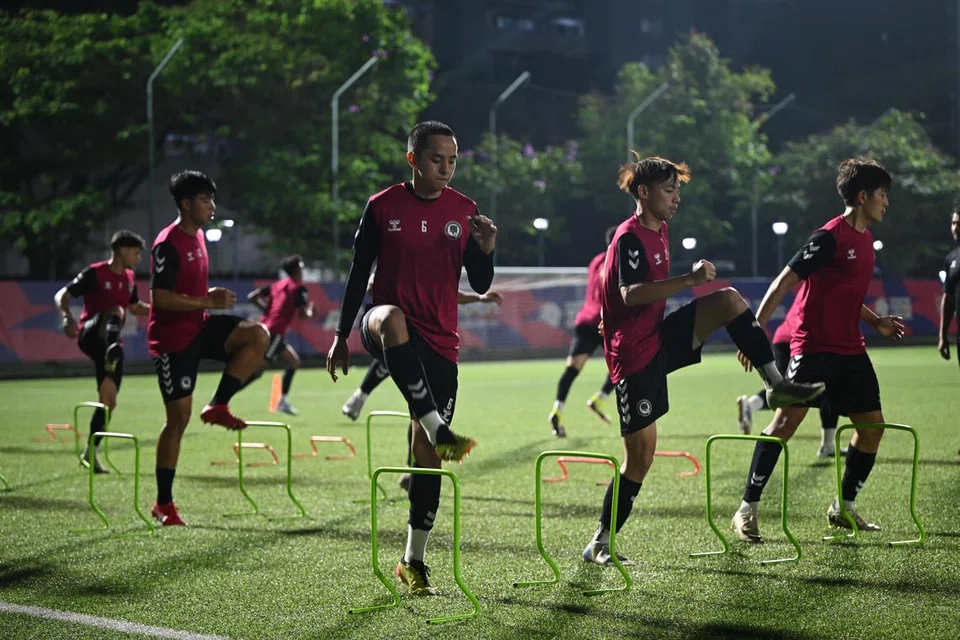 Pemain tengah muda Tanjong Pagar United, Fathullah Rahmat (jersi nombor 6), memikul tanggungjawab besar dalam beraksi di skuad utama pasukan itu di Liga Perdana Singapura (SPL) dan juga kapten di SPL 2.