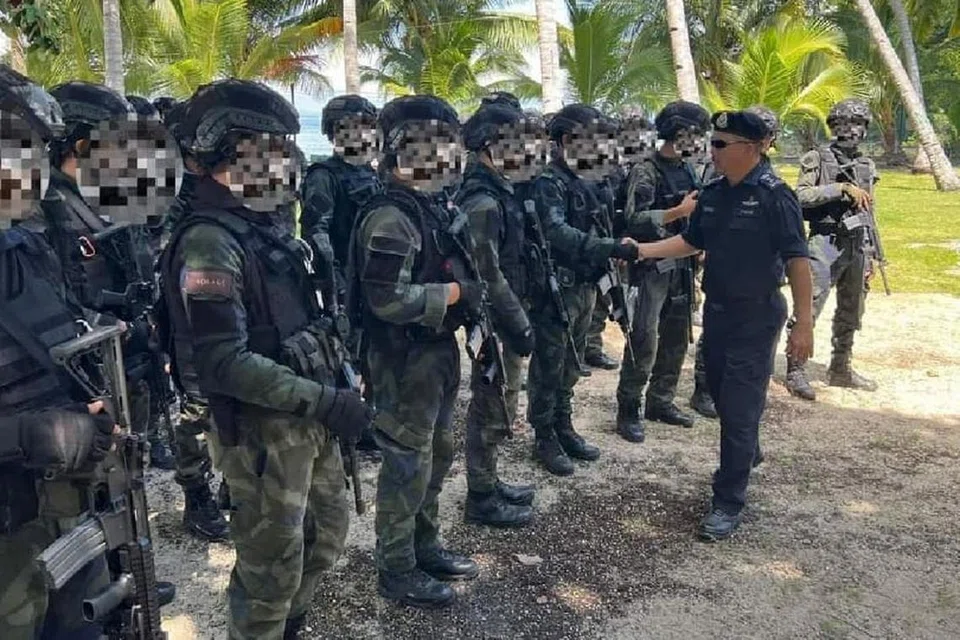 Victor Sanjos (kanan) ketika melawat salah satu pos keselamatan di perairan timur Sabah bagi memastikan kesiapsiagaan pasukan keselamatan. 
