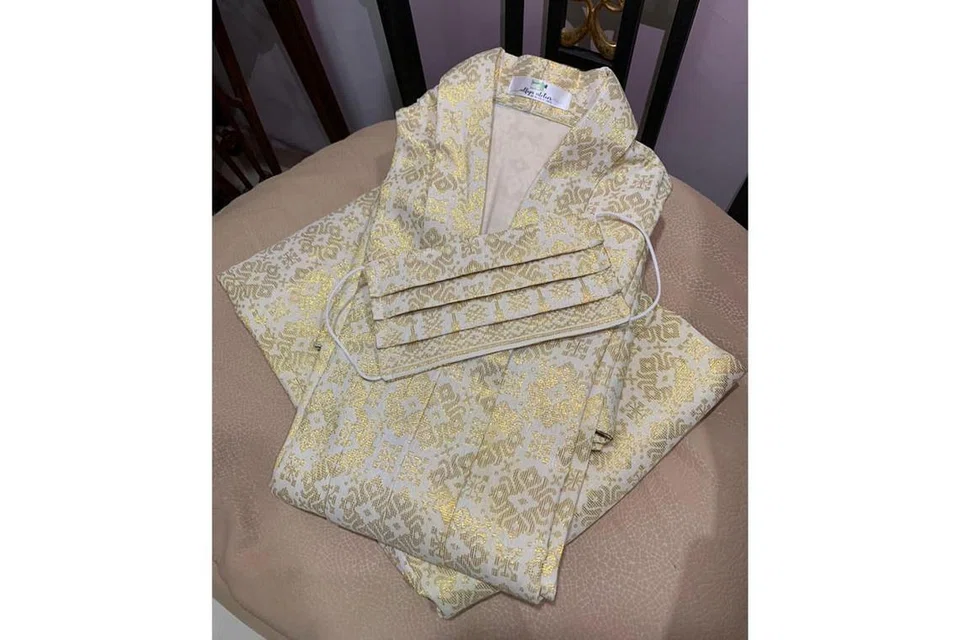 KAIN LEBIHAN: Dengan kain lebihan setelah menjahit baju kurung pelanggannya, Cik Siti Khairiah Suradi dari Alfya Atelier, mendapat cetusan idea menjahit pelitup - yang mendapat sambutan baik pelanggan. - Foto ALFYA ATELIER 