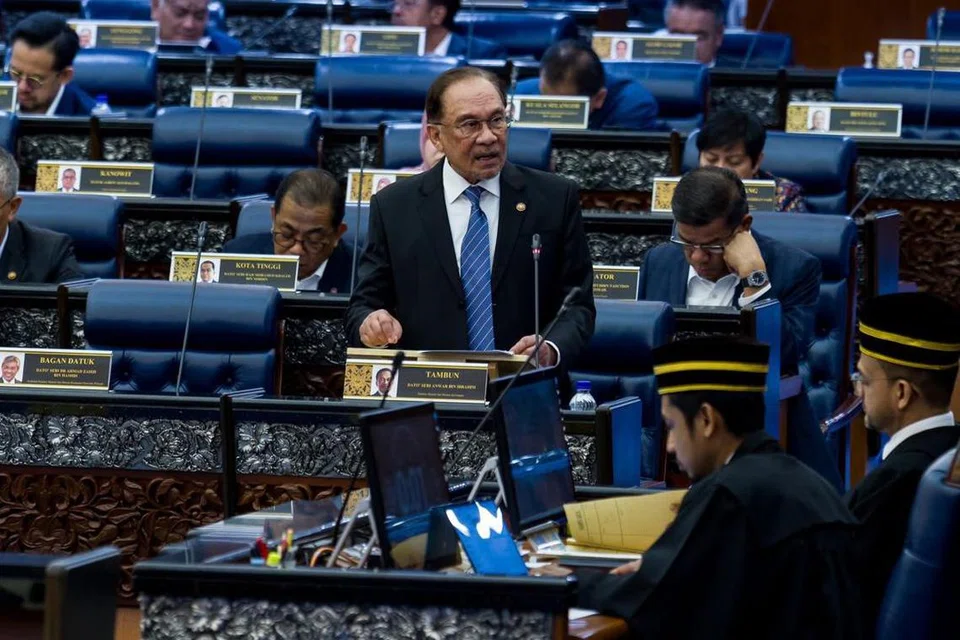 Perdana Menteri Malaysia, Datuk Seri Anwar Ibrahim (berdiri), ketika menyampaikan penerangan pada sidang khas Parlimen berkenaan isu tarif Amerika Syarikat (AS) di Dewan Rakyat, Kuala Lumpur, pada 5 Mei.