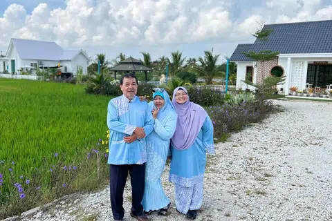 Walaupun kepenatan menempuh perjalanan untuk ke inap desa di Sekinchan, Selangor, bagi menyambut Aidilfitri 2026 dan mengadakan rumah terbuka meraikan sahabat handai, pelancong Singapura, Cik Nur Jannah Mohamed (kanan), bersama bapanya, Encik Mohamed Yusof, dan ibu, Cik Rogayah Abdul Samad, menyifatkan ia pengalaman yang berbaloi.