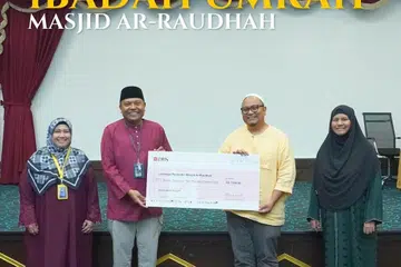 (Dari kanan) Pengarah Urusan Travelwave Pte Ltd, Cik Masmunah Abdullah; Wakil Pembangunan Perniagaan agensi pelancongan itu, Encik Zacree Zain; menyampaikan derma bagi dana pembangunan Masjid Ar-Raudhah serta program umrahnya kepada Pengerusi Eksekutif masjid itu, Encik Zuraimi Abdul Basheer; dan Pengurusnya, Cik Maszita Mohd.