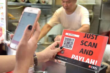 MUDAH DAN CEPAT: Penggunaan e-pembayaran seperti Paylah! (atas) dan EZ-Link kini semakin berleluasa kerana ia mudah dan lancar baik bagi pengguna mahupun perniagaan. - Foto fail